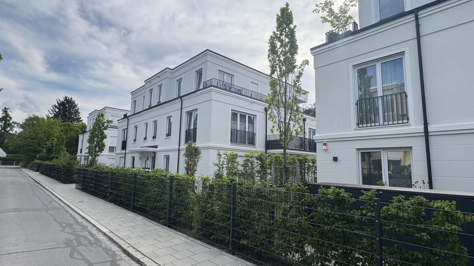 NEUWERTIGE VILLENWOHNUNG | SÜD/WEST | 2 BALKONE | GRÜNBLICK | EBK + MAẞ-EINBAUTEN + SMART HOME – Wohnanlage