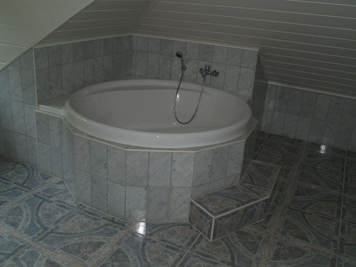 Exklusiv DG-Penthouse JAGDSCHLOSS 20km von L-Bhf 210m², 40m² Dachterrasse, Park, See, 2 Bäder – 250-300 L Wanne