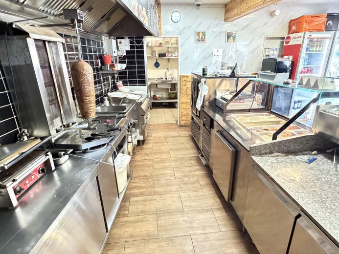 Döner-/Imbisslokal in Top-Lage | Voll ausgestattet | Sofort starten | Günstige Miete – Hinter der Theke