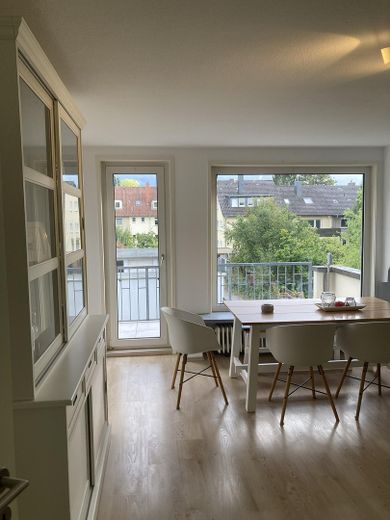 Wymarzone, słoneczne mieszkanie 3-pokojowe, duży balkon od południa, po remoncie, w najlepszej centralnej lokalizacji – Wohnzimmer mit Blick Garten