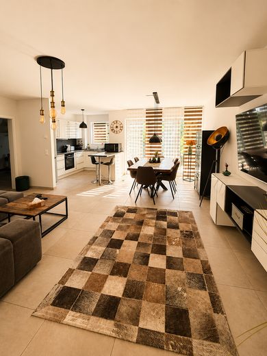 Premium-Gartenwohnung | Voll möbliert | 15 Min. bis Frankfurt – Wohn- & Esszimmer