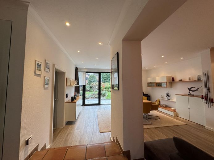 Blick aus der Küche in das WZ