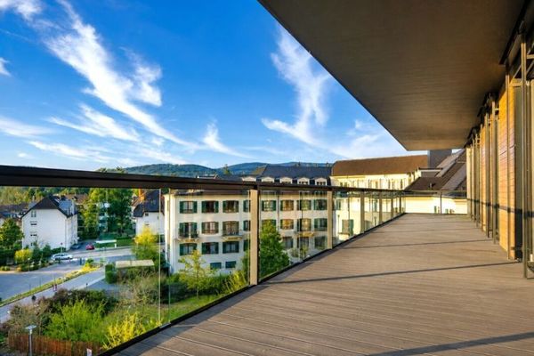Superficie para consulta o oficina con sensación de penthouse en la moderna casa médica