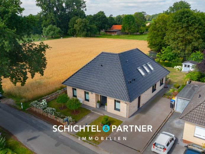 Varrel | Neuwertiges KfW-40-Haus mit Wärmepumpe & traumhaftem Ausblick – फोटो 1