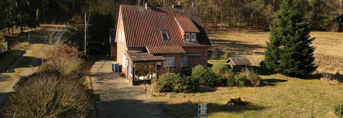 Haus an der Elbe mit vielen Möglichkeiten und viel Platz im Garten – Vorderseite 