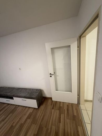 Luminoso appartamento di 3 locali con cucina e bagno a Oberhaunstadt – Wohnzimmer