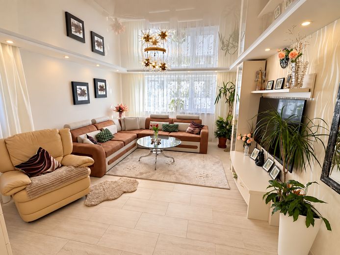 مساحتان سكنيتان، حديقة ومنطقة عافية: منزل لعائلتين بتصنيف A+ – Wohnzimmer UG