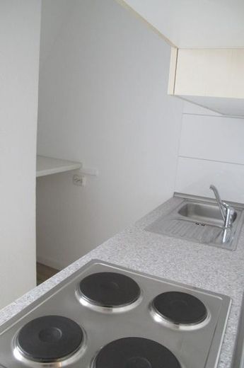 Stilvolle ruhige 3-Zi-Dachgeschosswohnung – eigene Etage, Dachbalken & Gartenmitnutzung – Küche