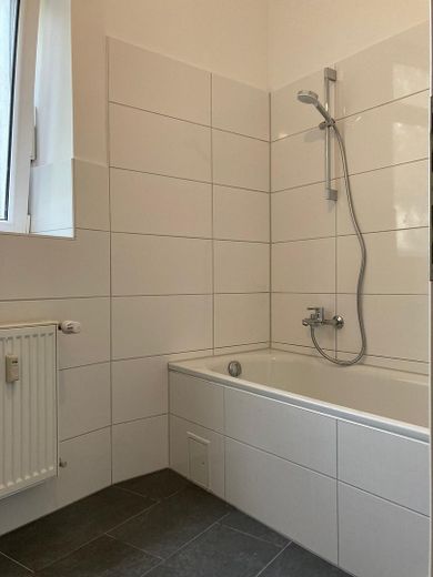 Mieszkanie w kamienicy / dla singla – idealne dla młodych osób – Bad mit Wanne