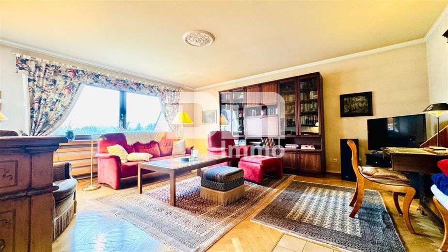 Gepflegtes 1 bis 2 Familienhaus in gesuchter Ortsrandlage mit Panoramablick – EG Wohnzimmer / Zugang Balkon
