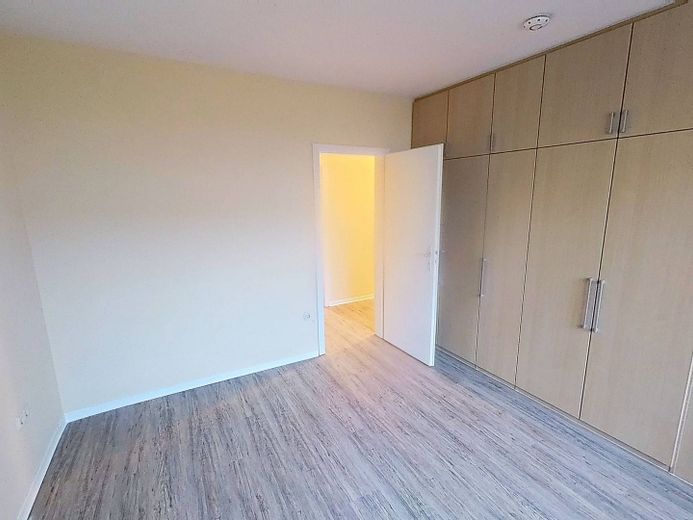 TRASFERITEVI SUBITO E RISPARMIATE: moderno appartamento di 3 locali con bagno con luce naturale e ampio BALCONE – Ansicht II: Schlafzimmer I