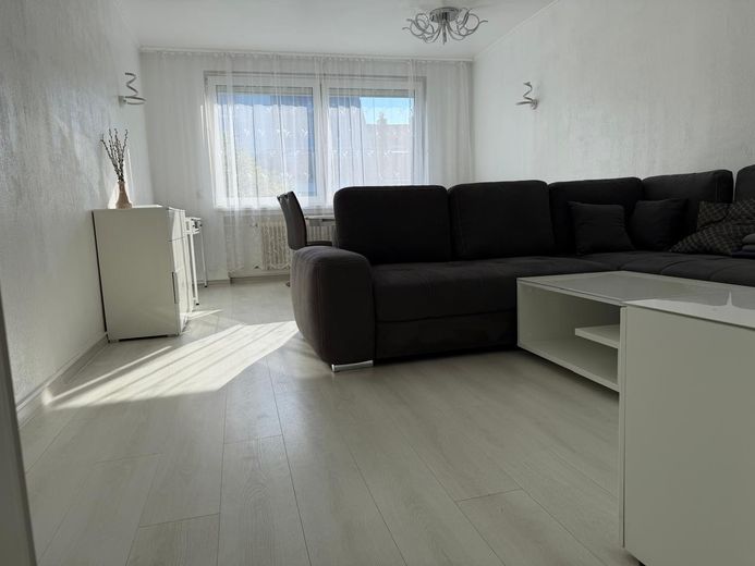 Frisch renovierte, voll möblierte 2-Zimmer-Wohnung mit Balkon in Düsseldorf-Oberbilk – Foto 1