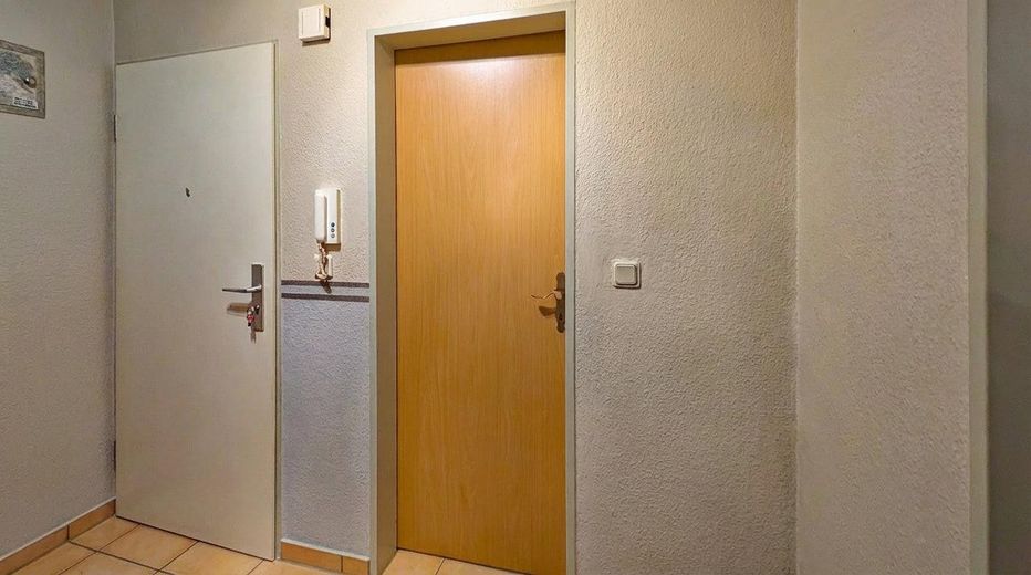 Flur mit Eingangstür + Bad