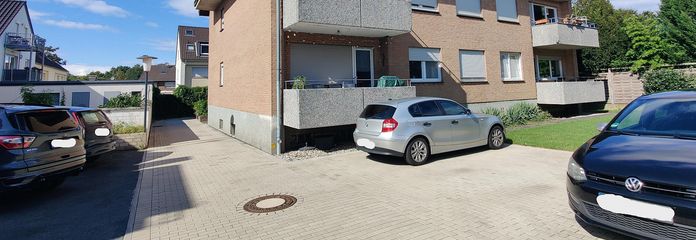 Privat-Parkplatz vor dem Haus