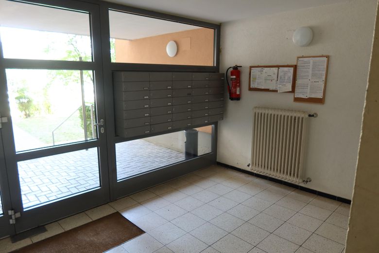 Appartement 3 pièces avec balcon et place de stationnement à Niefern – Eingang
