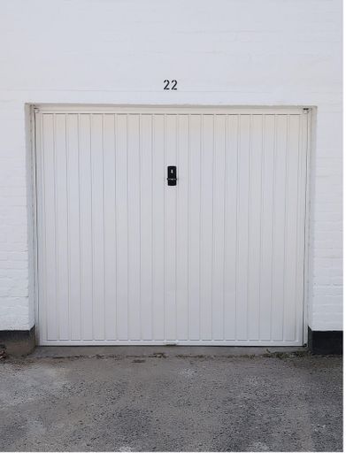 Garage for sale in a central location in Bramfeld – Garagentor