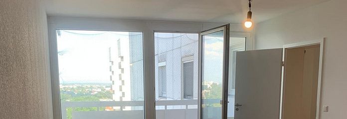 Wohnzimmer mit Balkon