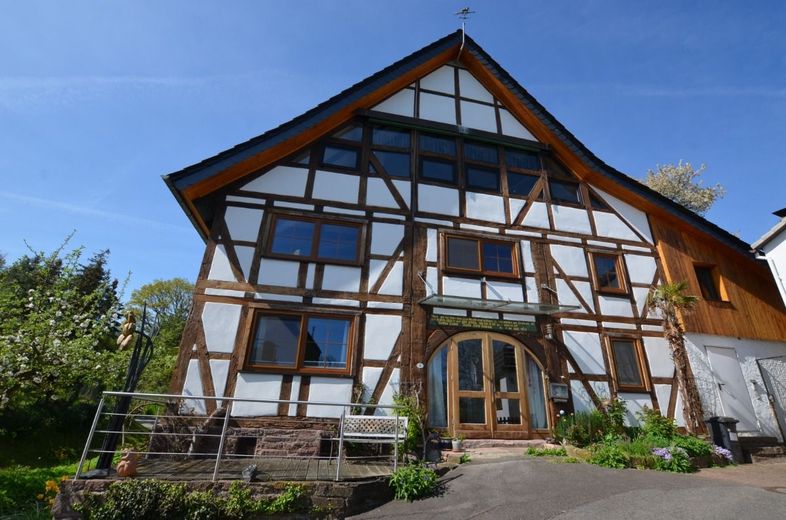 Fachwerkhaus in landschaftlich reizvoller Dorfrandlage mit Sicht in die - Rühler-Schweiz - – Landhaus in Golmbach mit Teich, Gartenhaus, kleinem Gästehaus