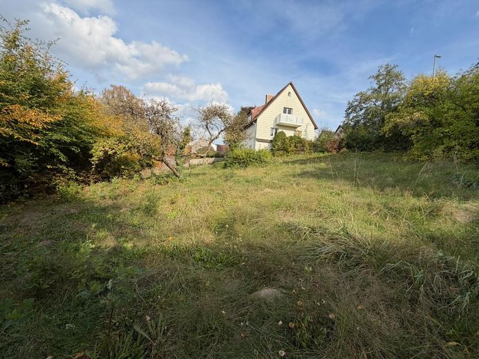 (आरक्षित) अबाध दृश्य और शाम की धूप वाला सपनों का भूखंड – Blick Richtung Haus