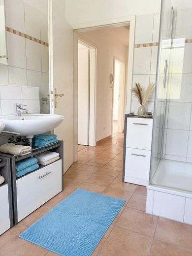 Provisionsfreies Raumwunder - Sehr gute Anbindung und nah am Grünen! – Tageslichtbad/Dusche im 1.OG
