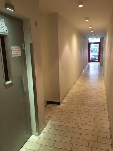 Provisionsfrei: perfekte Kapitalanlage - gut vermietetes Apartment – Flur und Aufzug EG