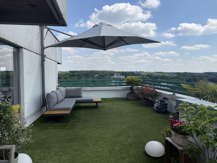 Penthouse mit großer Dachterrasse, Panoramablick & privater Sauna – Terrassenlounge mit Weitblick