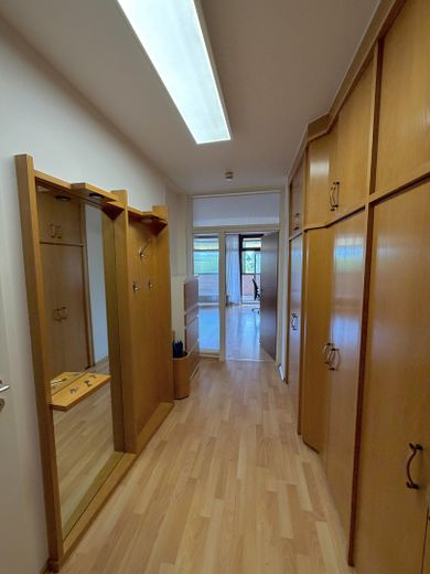 Charmant appartement meublé d’une pièce avec loggia – Flur