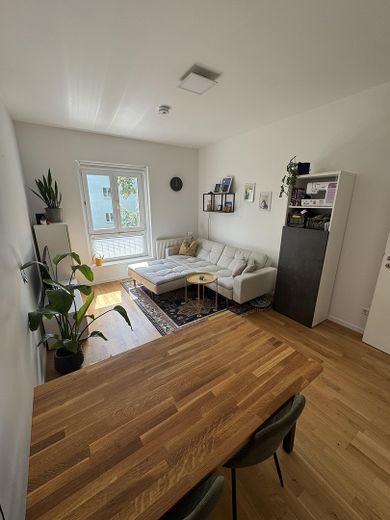 Bezugsfreie 2-Zimmer-Wohnung in Prenzlauer Berg mit EBK & Balkon – Wohnzimmer