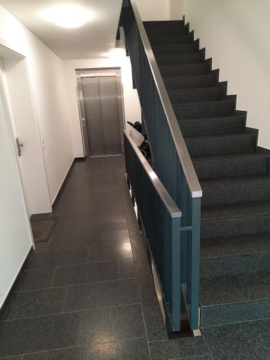 GV-Stadt, 3 Z/K/D/B/Abst., 79 m² mit Süd-Balkon, Aufzug, barrierefrei, Wärmepumpe, PV-Strom – Treppenhaus + Aufzug