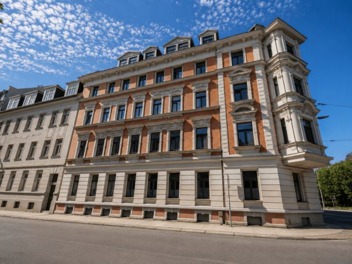 La vostra nuova casa a Lipsia Est! | Accogliente appartamento di 2 locali con balcone in edificio storico ristrutturato – Foto 1