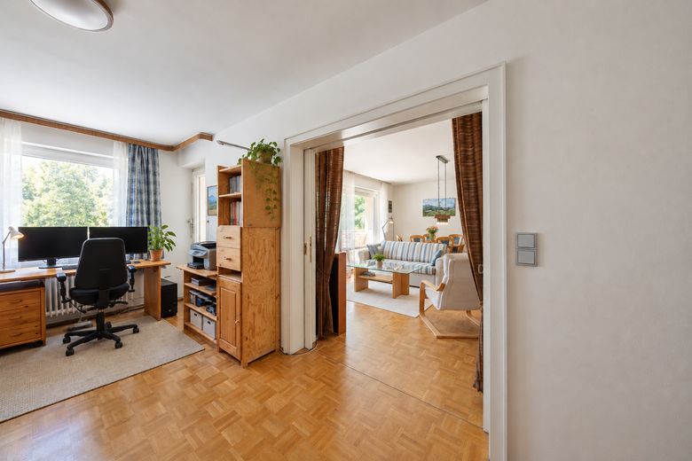 Ruhige 3-Zimmer-Wohnung in Harlaching mit zwei Balkonen und Grünblick – Offener Wohn- und Essbereich
