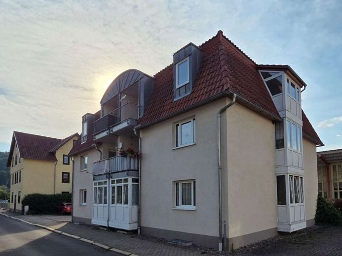 Vermietete 2-Zimmer-Dachgeschosswohnung mit Balkon und 2 Stellplätzen – Foto 1