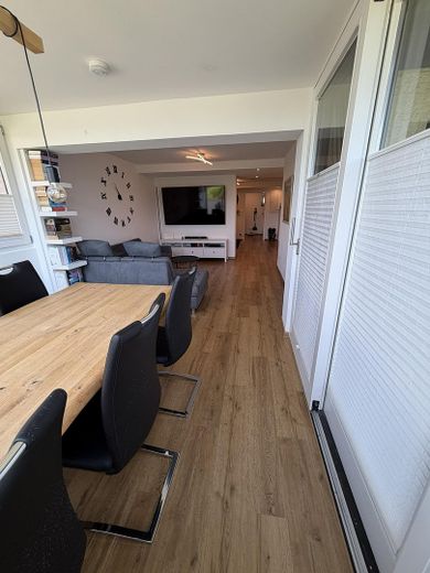 Modernisierte 3-Zimmer-Wohnung mit traumhaftem Bergblick – Wohnbereich