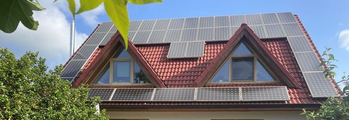 Gartenansicht mit PV-Anlage