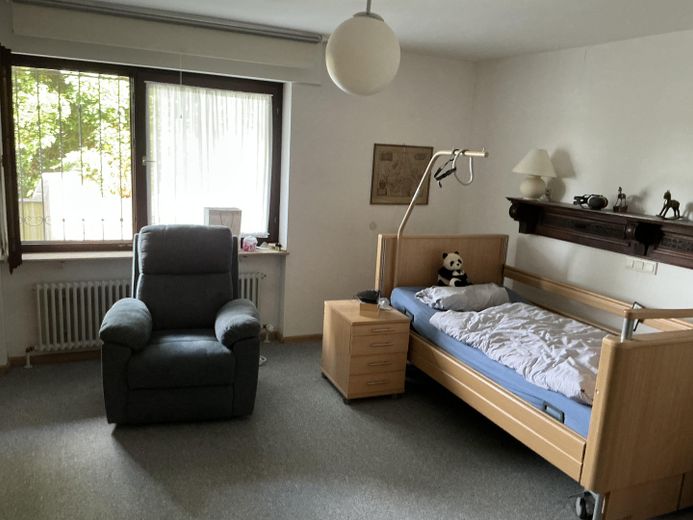 Emplacement privilégié au calme ! Appartement-terrasse de 4 pièces à FR-Neuburg – Großes Schlafzimmer