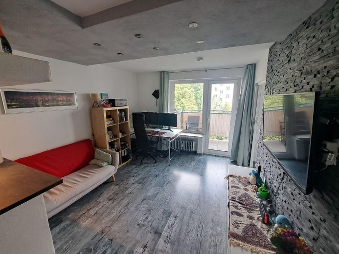 Appartamento di 2 locali con balcone esposto a sud-est nel Vorderen Westen vicino a Bebelplatz – Blick in den Wohnbereich