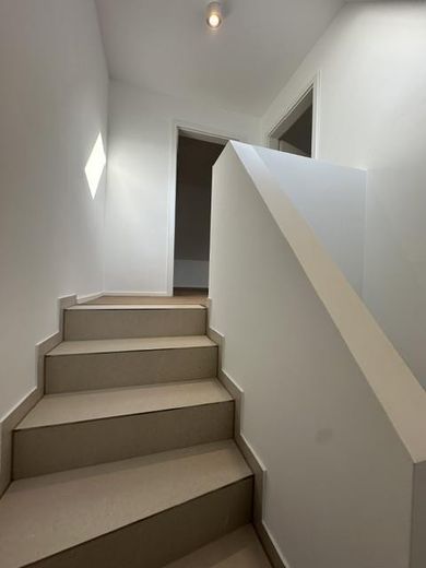 Neubau - Erstbezug - Maisonette - 3 ZW inkl. EBK, Stellplatz, Keller, ca. 66m² Wfl. – Treppe ins DG