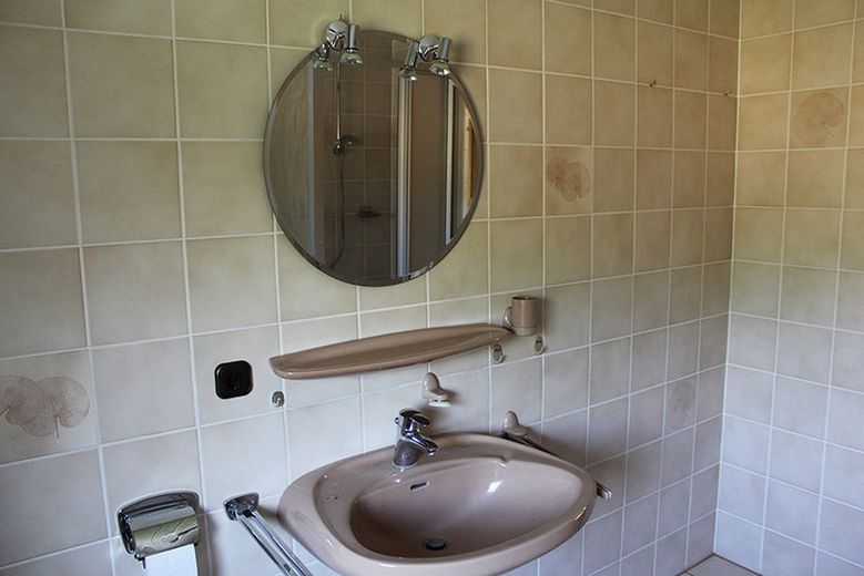 Zweifamilien-Wohnhaus in der Kleinstadt Leun im Lahn-Dill-Kreis. Der Kaufpreis ist verhandelbar. – OG Badezimmer 3