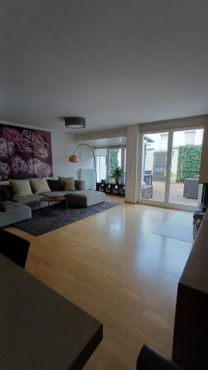 Casa a schiera centrale di alta qualità con 6,5 locali, impianto fotovoltaico e molti dettagli speciali – Wohn- /Esszimmer