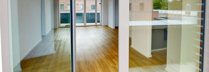 Wohntraum in Rissen: 3-Zimmer-Dachgeschosswohnung mit 2 Dachterrassen, eigenem Lift, EBK uvm. – Ansicht I: Wohn- und Esszimmer