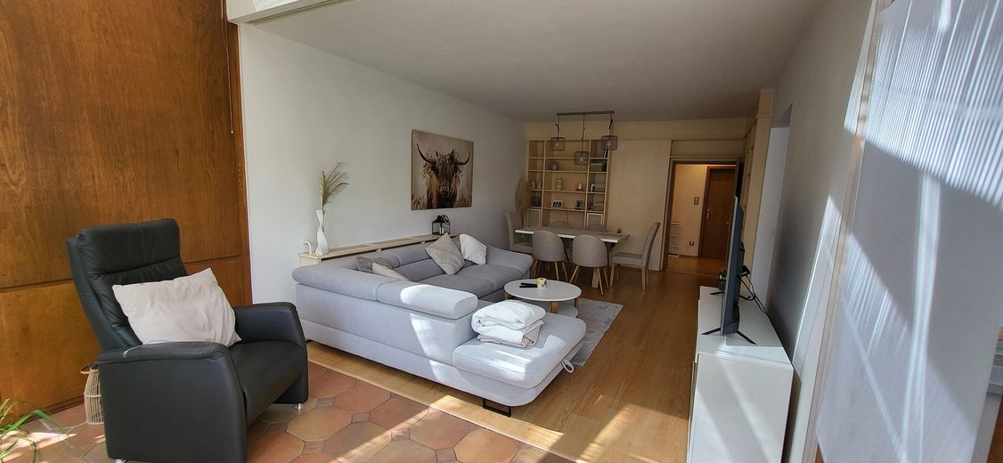 Exclusive 3-room apartment, fitted kitchen, terrace, winter garden + garden, top location Pforzheim Nordstadt – Wohnzimmer mit Einbauschränken