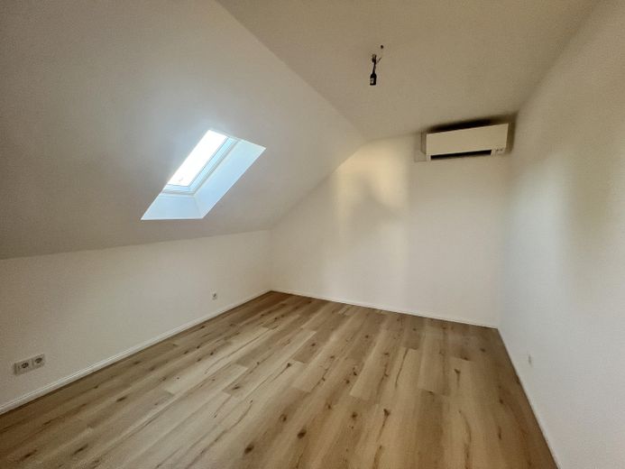 Moderne 4 Zimmer DG Wohnung mit Garten in ruhigem gehobenen Wohngebiet – SZ2