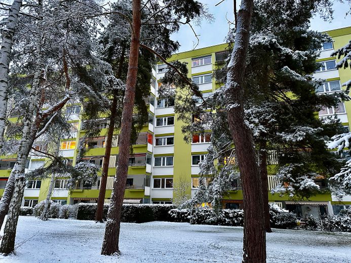 Helle 3-Zimmer-Wohnung mit Blick ins Grüne, überdachtem Balkon, Aufzug und TG in Nürnberg-Langwasser – Außenansicht