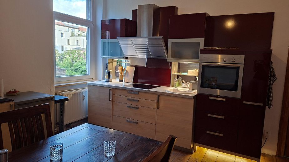 3-Zimmer-Wohnung an der THB: Kamin, Mieterstrom & Garten – Küche