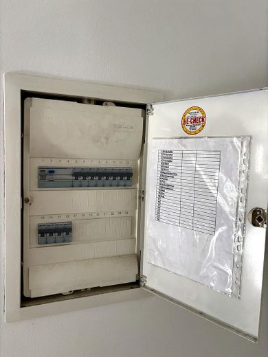 Sanierte 2-Zimmer Wohnung mit Balkon und atemberabendem Ausblick zur Kapitalanlage oder selbstbezug – Sicherungskasten mit FI