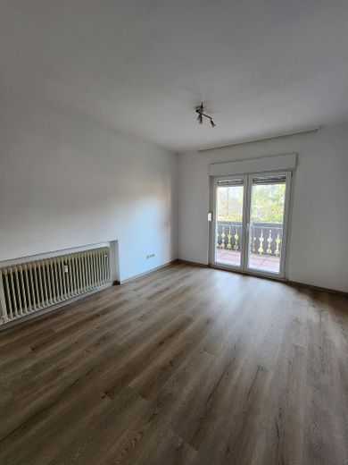 6,7%+ Rendite | Mehrfamilienhaus (9 Eigentumswohnungen) | Burgpanorama in Bad Liebenzell – Wohnzimmer - Whg B