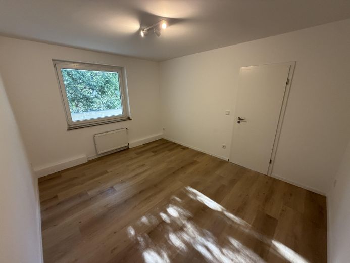 Erstbezug nach Kernsanierung: Moderne 2‑Zimmer Wohnung mit Sonnenbalkon & neuer Einbauküche in Rath – Schlafzimmer - Bild 2