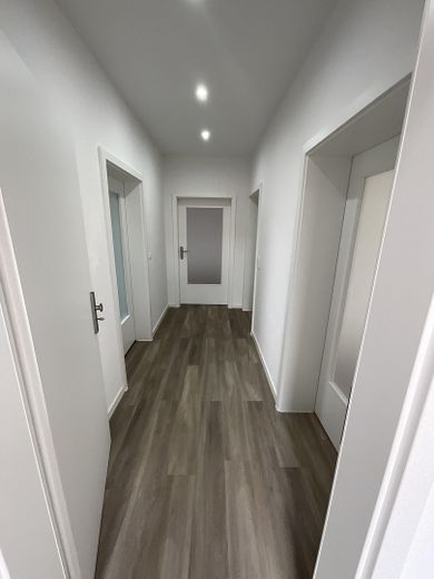 Schöne 2-Raumwohnung zentr. Lage in Bad Lauchstädt – Flur Blick zur Küche