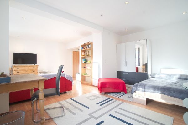 Modern eingerichtete, großzügig geschnittene Wohnung mit Internetzugang und Balkon, zwei Bäder, nahe U-Bahn und Einkaufsmöglichkeiten