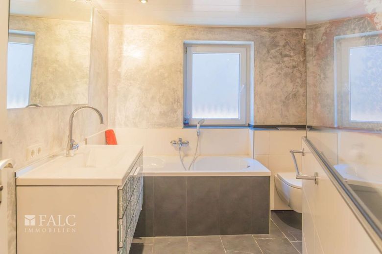 Charmantes Einfamilienhaus mit viel Potenzial in zentraler Wohnlage! – Badezimmer